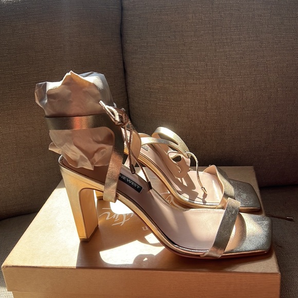 NINE WEST GOLD HEELS - Picture 2 of 6